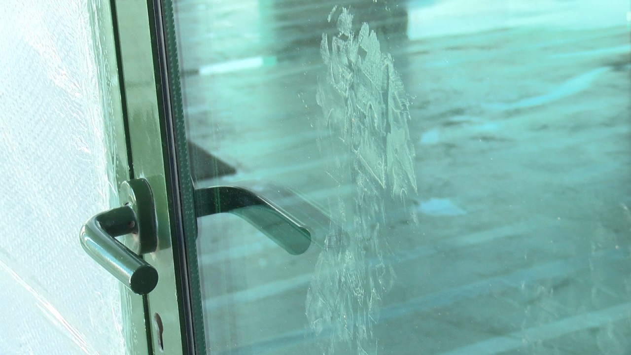 Foto - ‘Demokratik eylem’ diyenler kendi camlarına naylon çekti