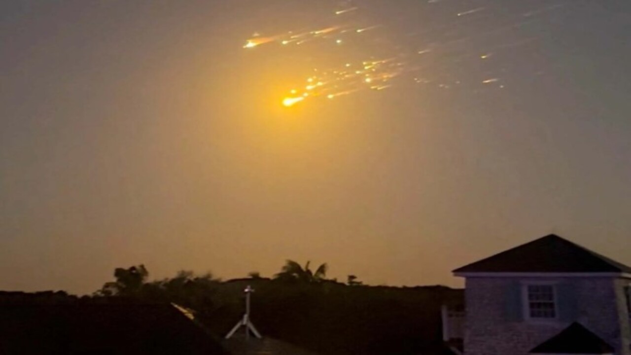 Deneme başarısız oldu! Elon Musk'ın Starship roketi havada parçalandı