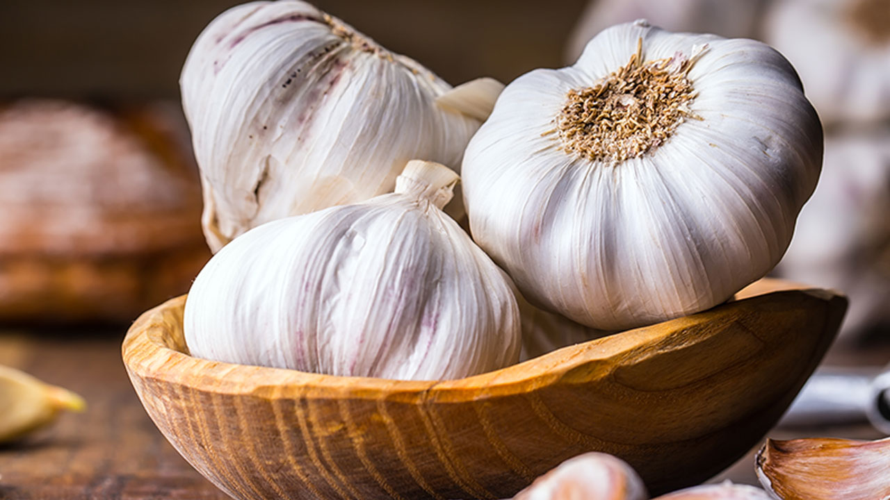Deneyince farkını göreceksiniz! Ele sinen sarımsak kokusunu gidermenin yolu açıklandı