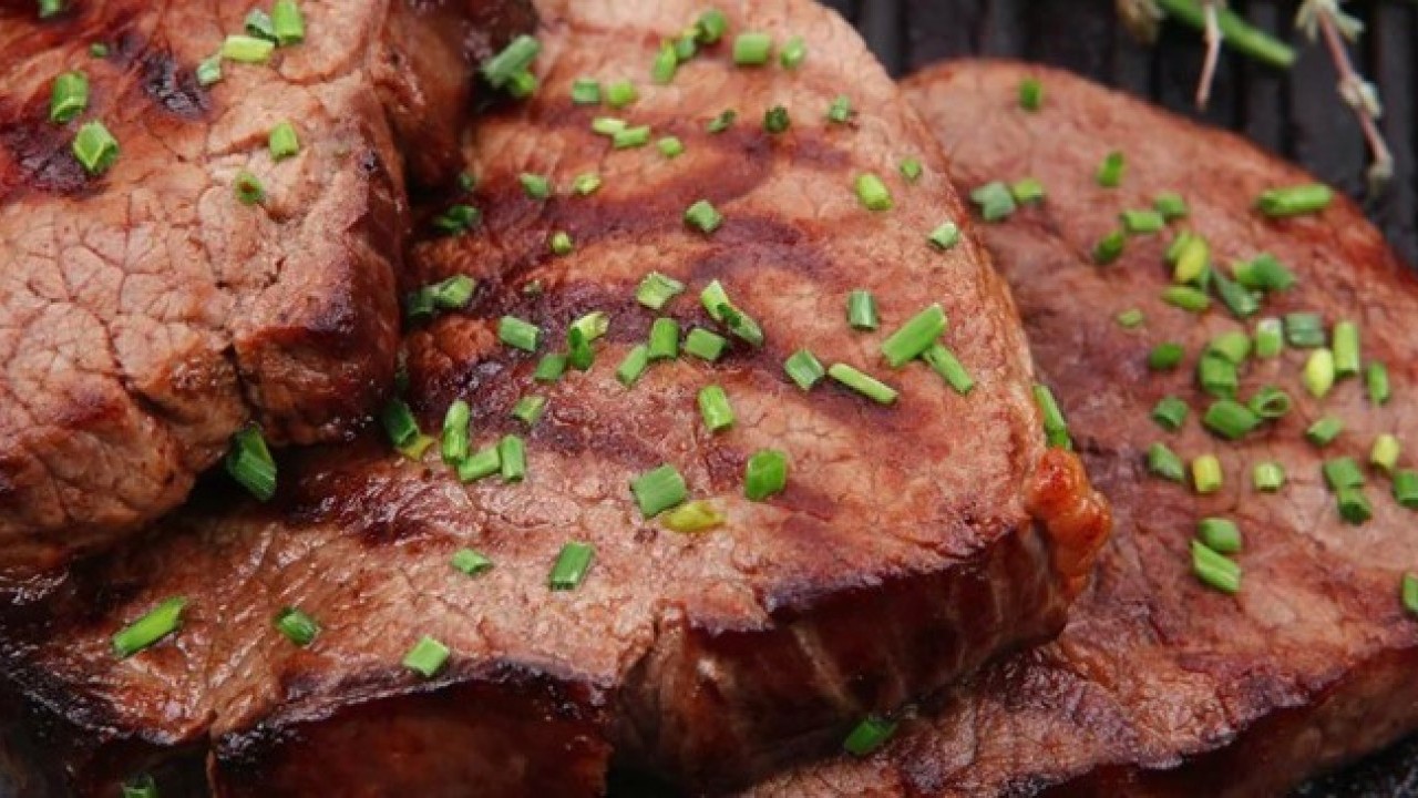 Deneyince farkını göreceksiniz! Eti yumuşacık şekilde pişirmenin yöntemi açıklandı