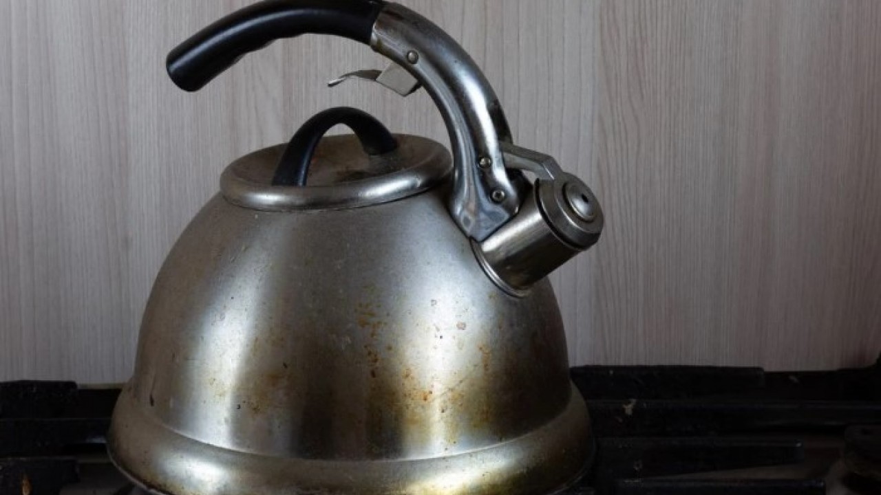 Foto - Deneyince farkını göreceksiniz! Kararan çaydanlıkları temizlemenin basit yolu