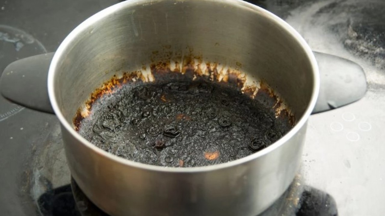 Deneyince farkını göreceksiniz! Kararmış tencereleri parlatmanın yolu açıklandı