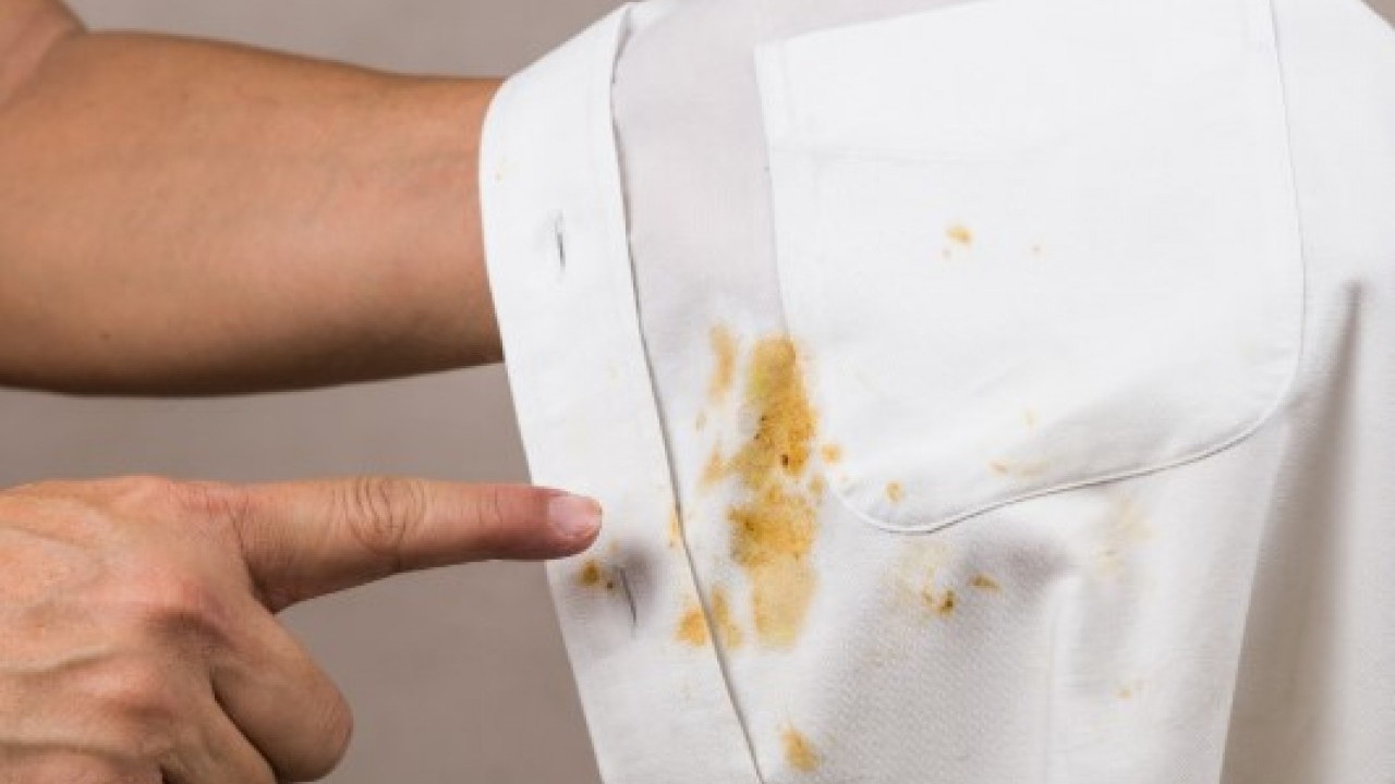Deneyince farkını göreceksiniz! Kıyafete bulaşan yağ lekesine kolay çözüm