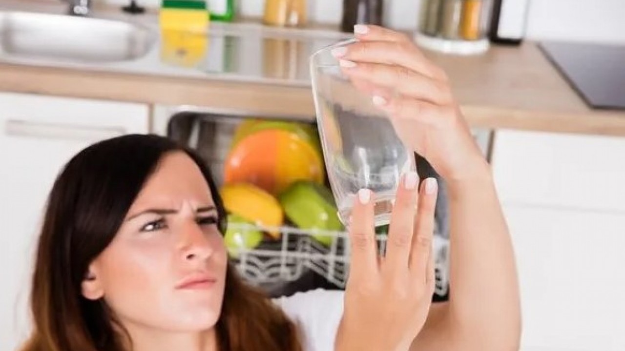 Deneyince farkını göreceksiniz! Matlaşan bardakları elmas gibi parlatan yöntem