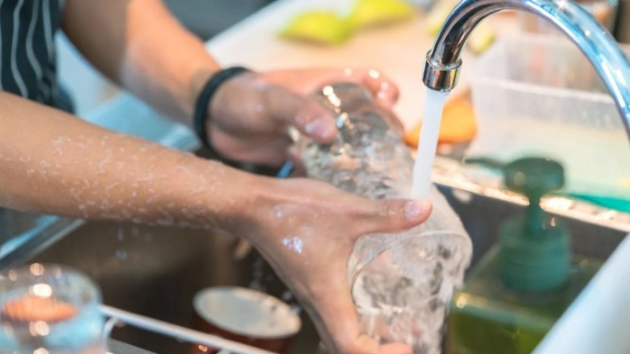 Foto - Deneyince farkını göreceksiniz! Matlaşan bardakları elmas gibi parlatan yöntem