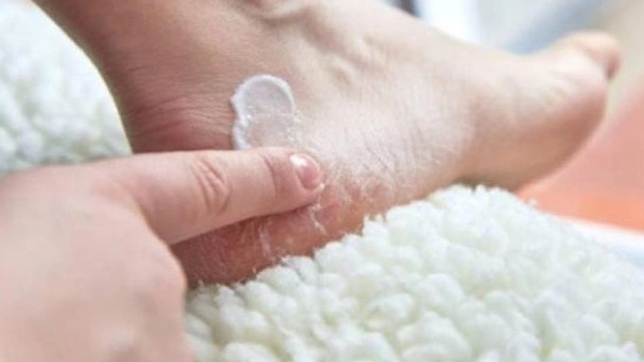 Foto - Deneyince farkını göreceksiniz! Nasır tutmuş topukları pamuk gibi yapmanın sırrı