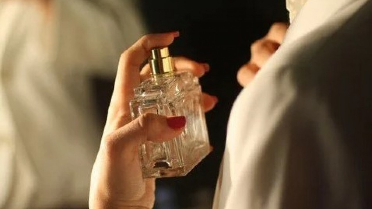 Deneyince farkını göreceksiniz! Parfümün kalıcılığını arttırmanın kolay yolu