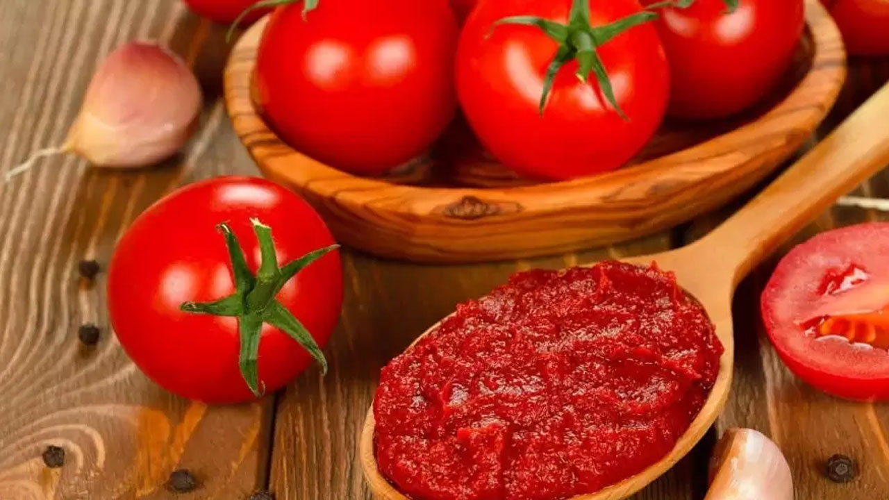 Deneyince farkını göreceksiniz! Salçaları küflenmeden korumanın doğal yolu açıklandı