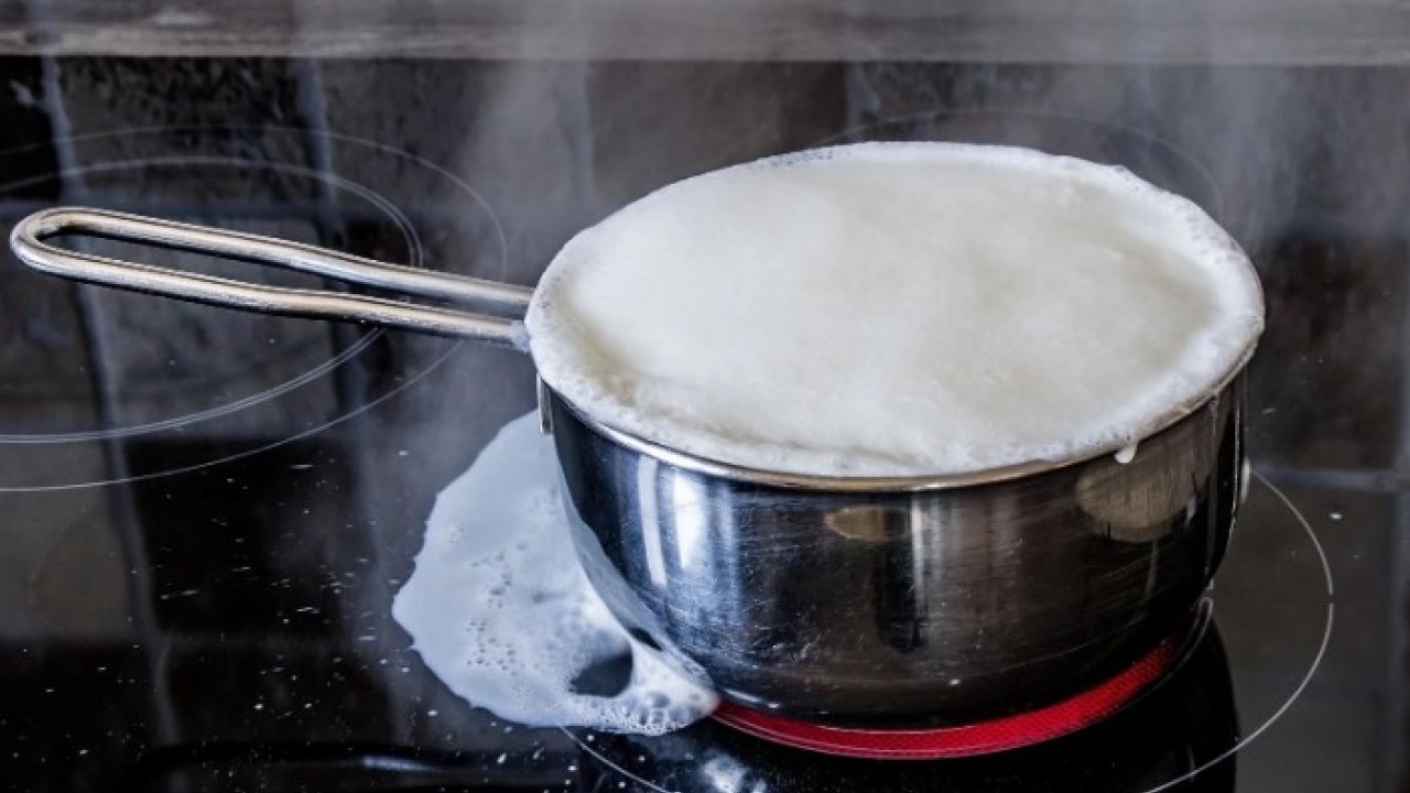 Foto - Deneyince farkını göreceksiniz! Sütün kaynarken taşmamasını önleyen kolay yöntem