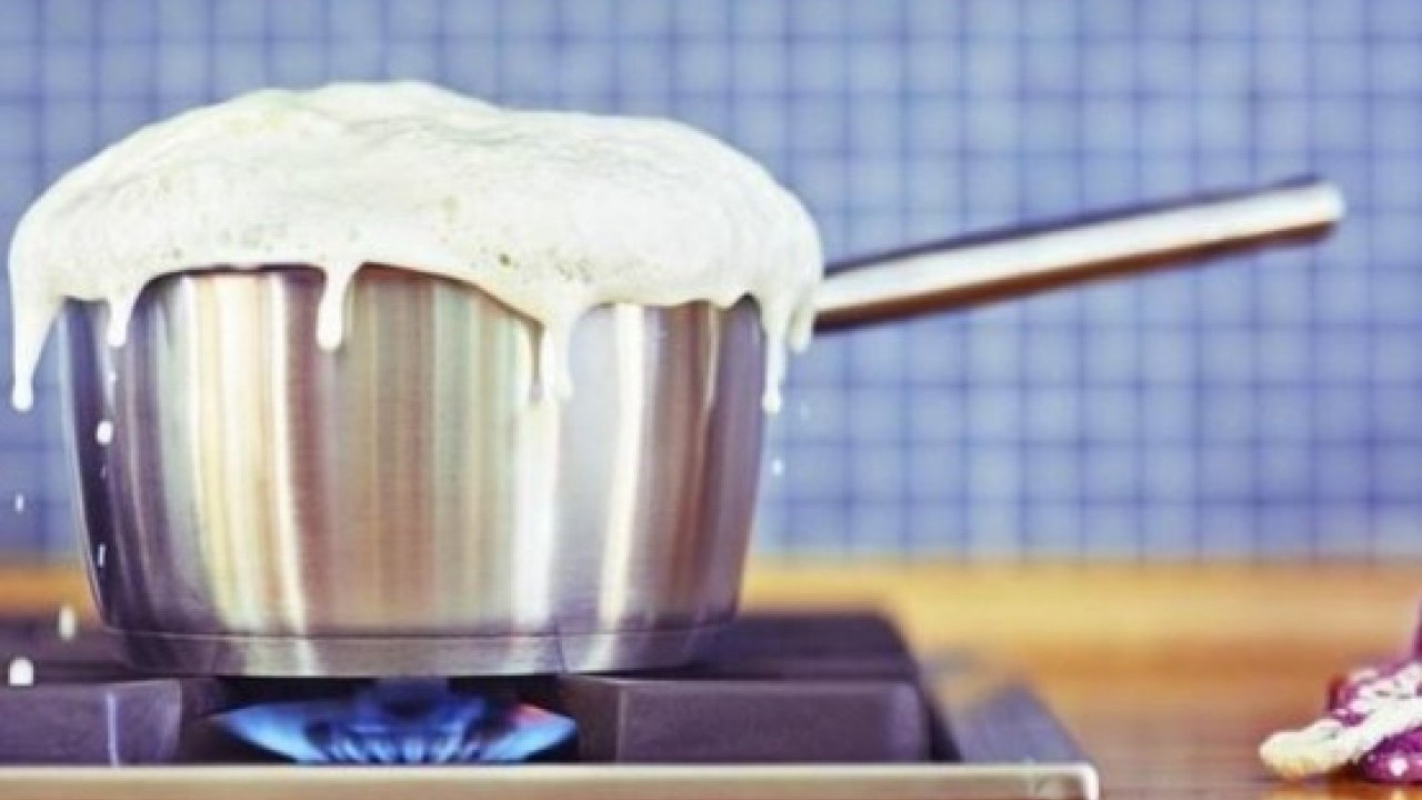 Deneyince farkını göreceksiniz! Sütün kaynarken taşmamasını önleyen kolay yöntem