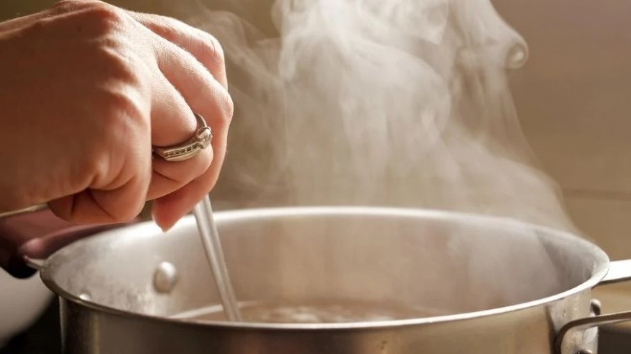 Foto - Deneyince farkını göreceksiniz! Sütün kaynarken taşmamasını önleyen kolay yöntem