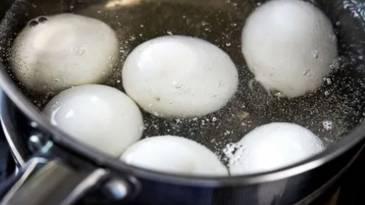 Deneyince farkını göreceksiniz! Yumurta haşlarken çatlamayı önlemenin kolay yolu