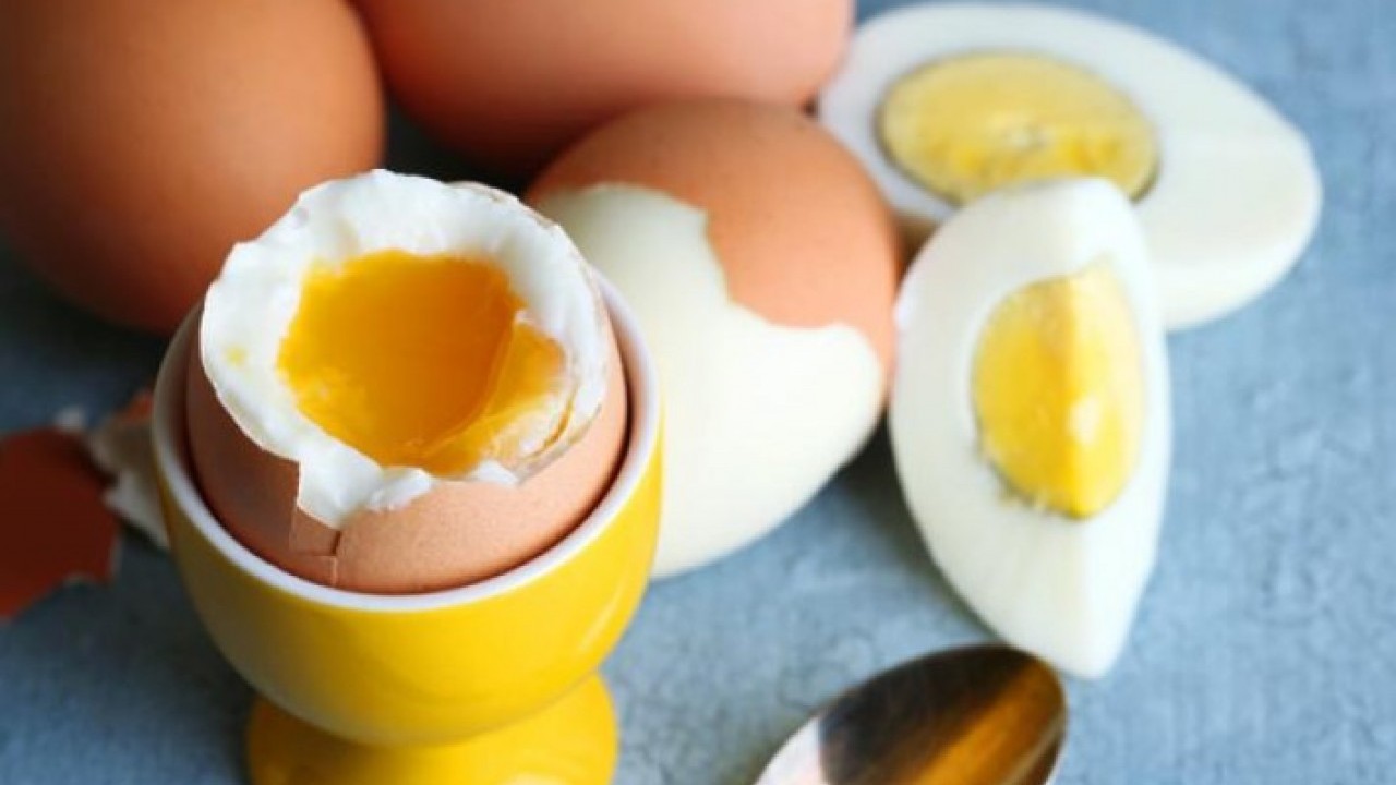 Deneyince farkını göreceksiniz! Yumurtayı haşlarken çatlatmamanın kolay yöntemi