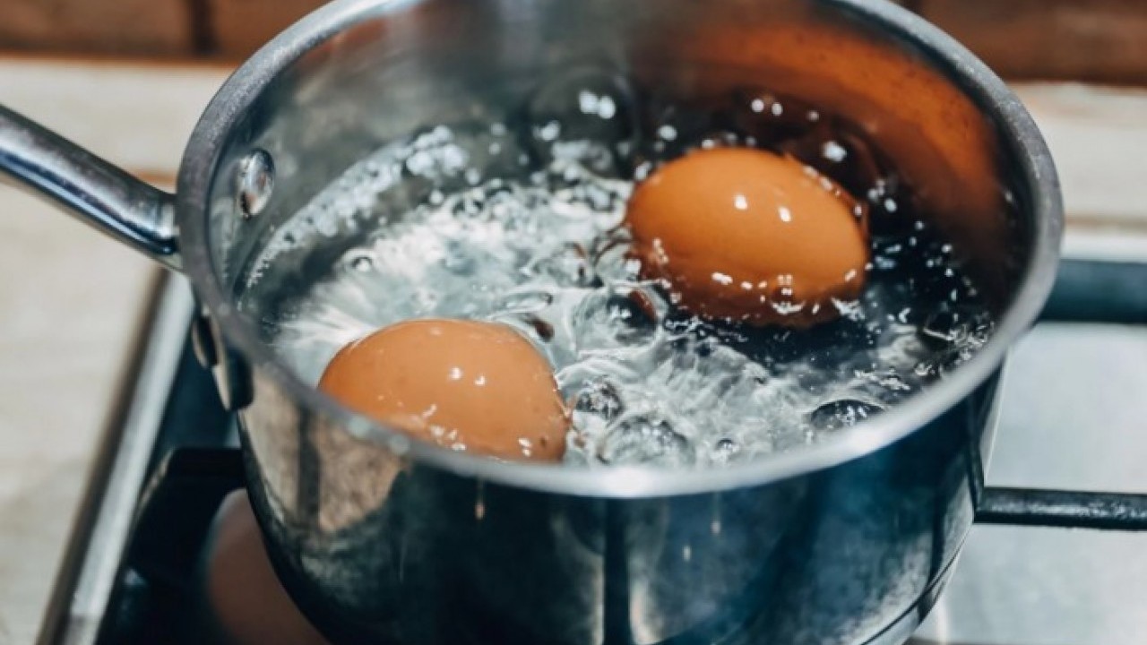 Foto - Deneyince farkını göreceksiniz! Yumurtayı haşlarken çatlatmamanın kolay yöntemi
