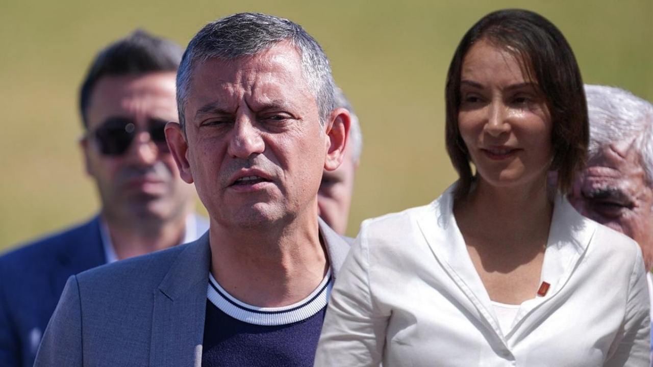 Foto - Deniz Baykal’ın kızı Aslı Baykal, Özgür Özel’i rezil kepaze etti: Bir daha mümkünatı yok insan içine çıkamaz