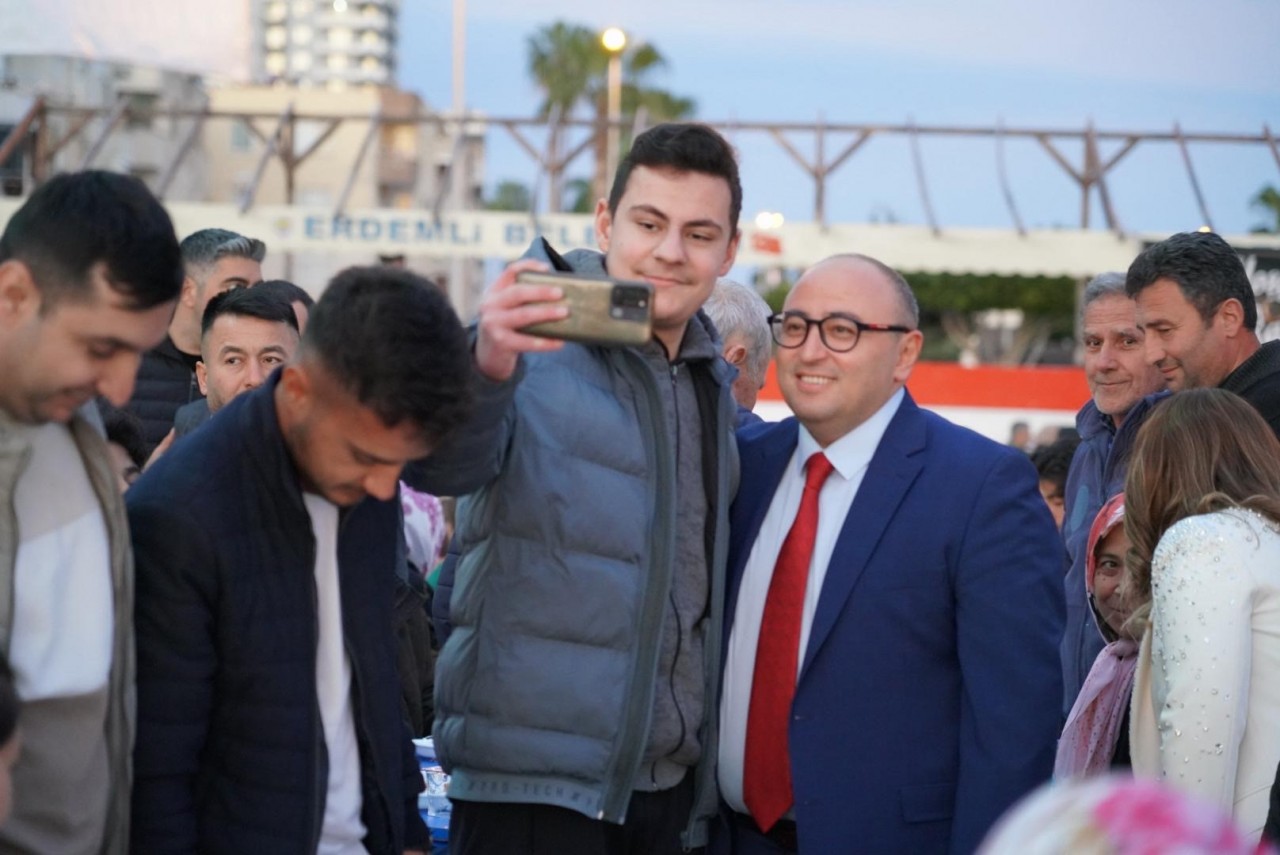 Foto - Deniz kenarında 5 bin kişilik iftar