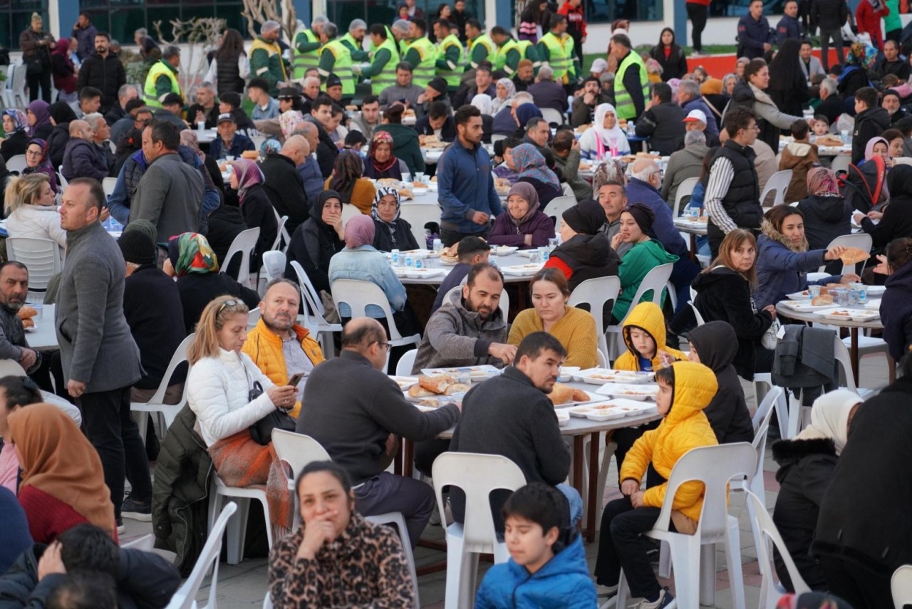 Foto - Deniz kenarında 5 bin kişilik iftar