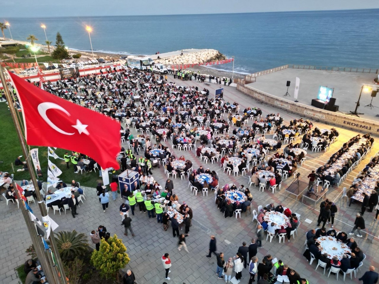 Foto - Deniz kenarında 5 bin kişilik iftar