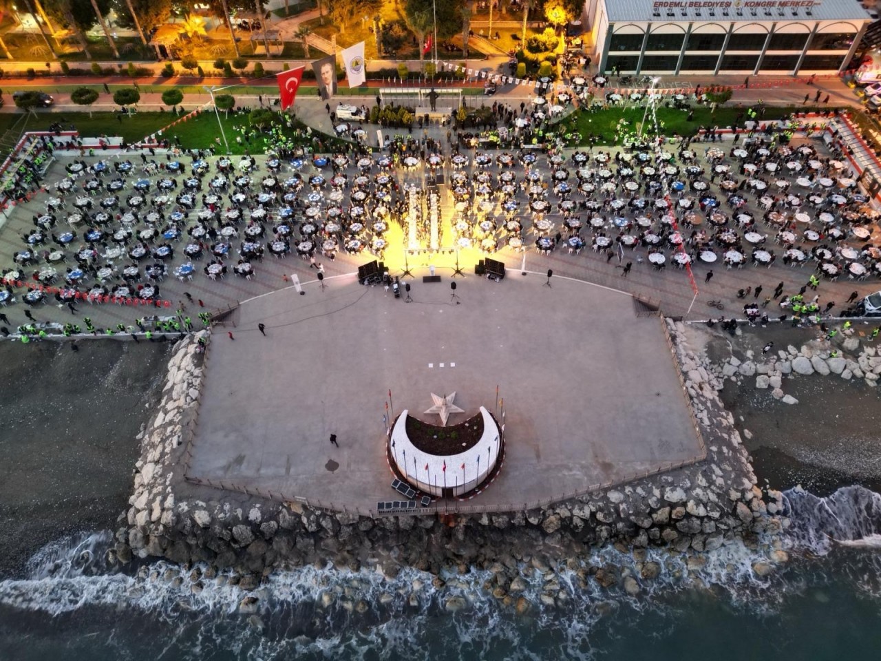 Deniz kenarında 5 bin kişilik iftar