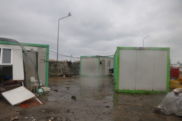 Foto - Deniz taştı, tekneler parçalandı! Yalova halkı dehşeti yaşadı: camlar kırıldı, fırtına yıktı geçti!