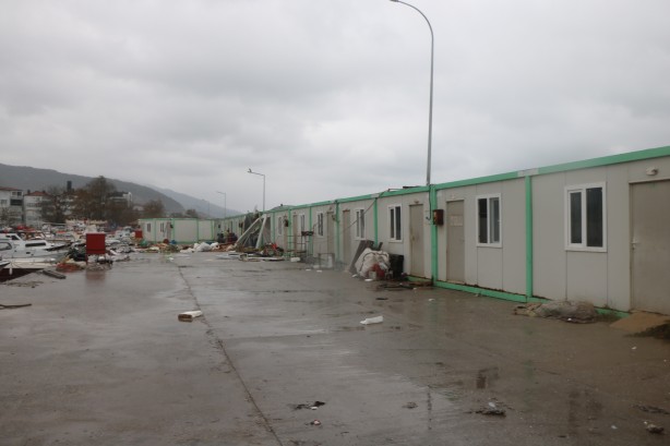 Foto - Deniz taştı, tekneler parçalandı! Yalova halkı dehşeti yaşadı: camlar kırıldı, fırtına yıktı geçti!