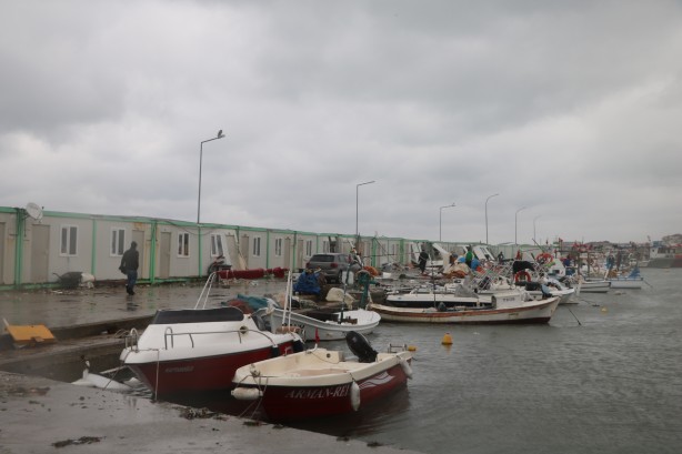 Foto - Deniz taştı, tekneler parçalandı! Yalova halkı dehşeti yaşadı: camlar kırıldı, fırtına yıktı geçti!