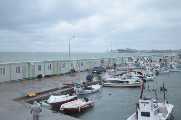Deniz taştı, tekneler parçalandı! Yalova halkı dehşeti yaşadı: camlar kırıldı, fırtına yıktı geçti!