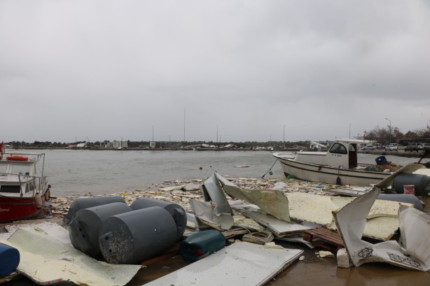 Foto - Deniz taştı, tekneler parçalandı! Yalova halkı dehşeti yaşadı: camlar kırıldı, fırtına yıktı geçti!