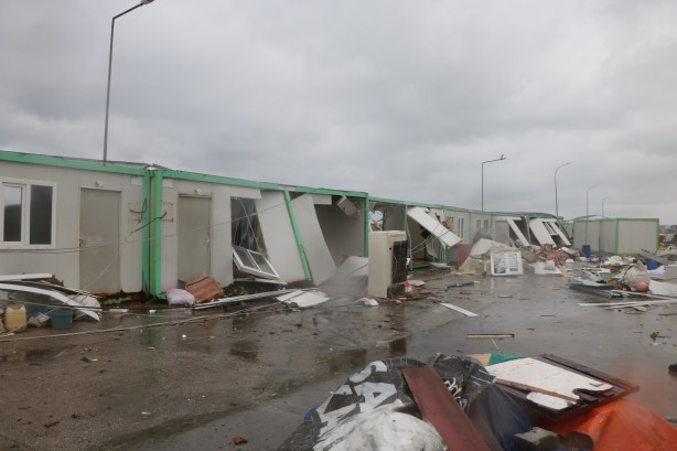 Foto - Deniz taştı, tekneler parçalandı! Yalova halkı dehşeti yaşadı: camlar kırıldı, fırtına yıktı geçti!