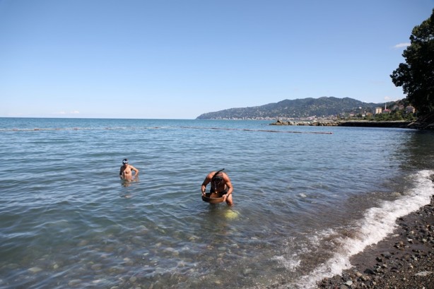 Foto - Denizde kaybolan kolyesini bulmak için iş makinesi tuttu