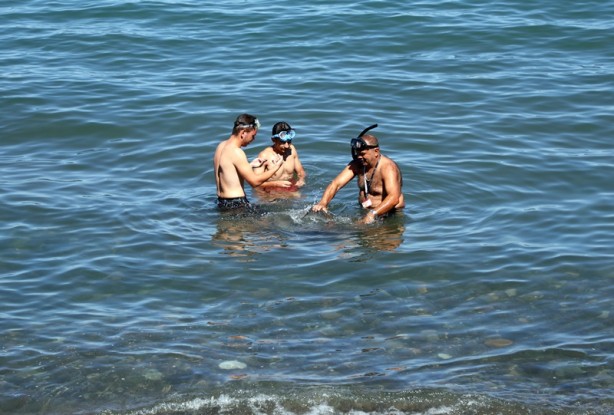 Foto - Denizde kaybolan kolyesini bulmak için iş makinesi tuttu