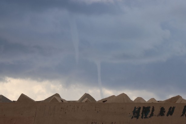 Denizde oluşan hortumlar panikletti!