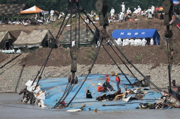 Foto - Denizden ceset fışkırıyor