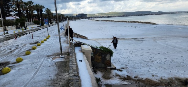 Foto - Denize girdikleri ayda şoke eden manzara! İzmir'de plajlar beyaza büründü