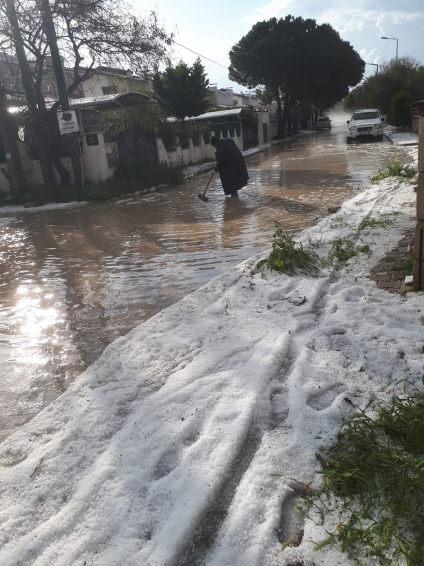 Foto - Denize girdikleri ayda şoke eden manzara! İzmir'de plajlar beyaza büründü
