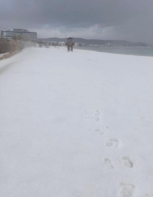 Foto - Denize girdikleri ayda şoke eden manzara! İzmir'de plajlar beyaza büründü