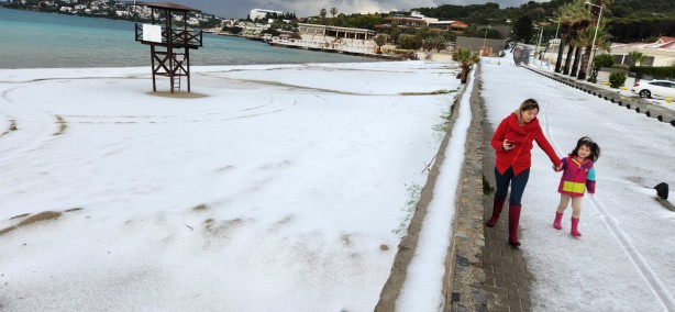 Foto - Denize girdikleri ayda şoke eden manzara! İzmir'de plajlar beyaza büründü