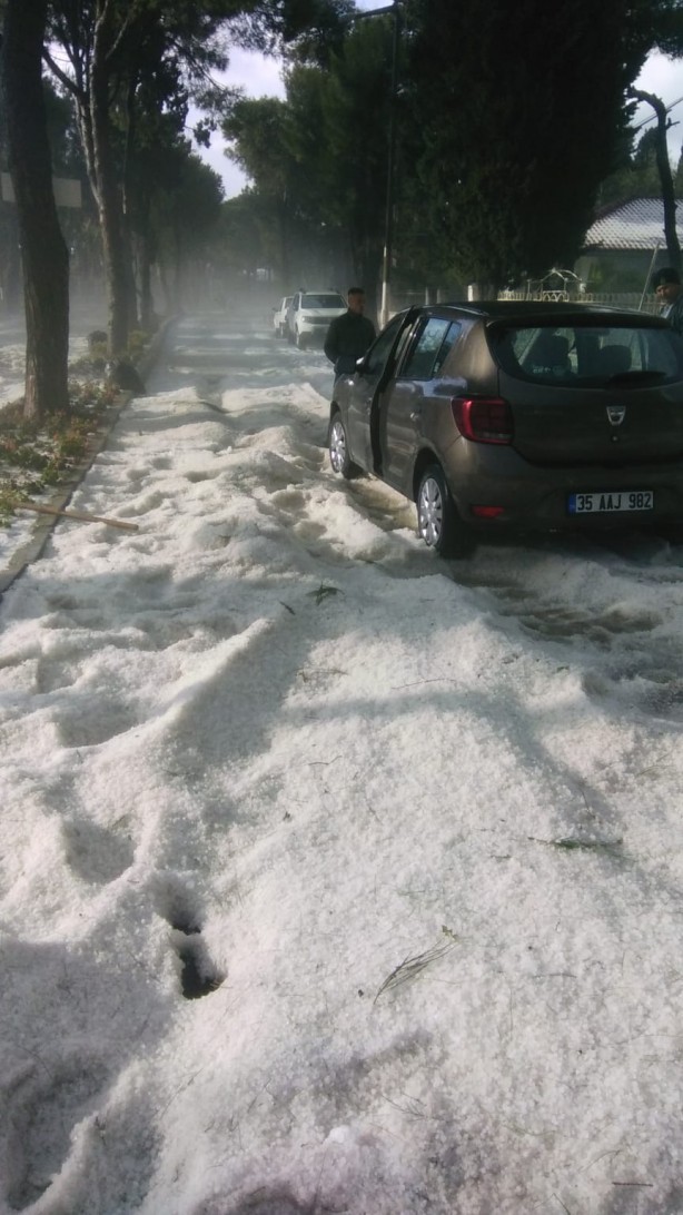 Foto - Denize girdikleri ayda şoke eden manzara! İzmir'de plajlar beyaza büründü