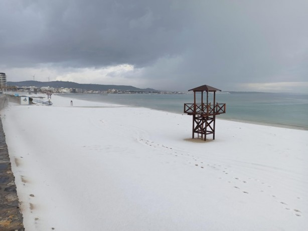 Denize girdikleri ayda şoke eden manzara! İzmir'de plajlar beyaza büründü