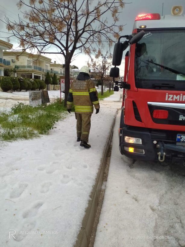 Foto - Denize girdikleri ayda şoke eden manzara! İzmir'de plajlar beyaza büründü