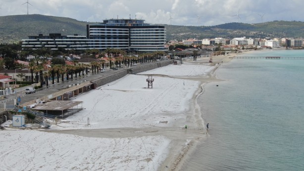 Foto - Denize girdikleri ayda şoke eden manzara! İzmir'de plajlar beyaza büründü