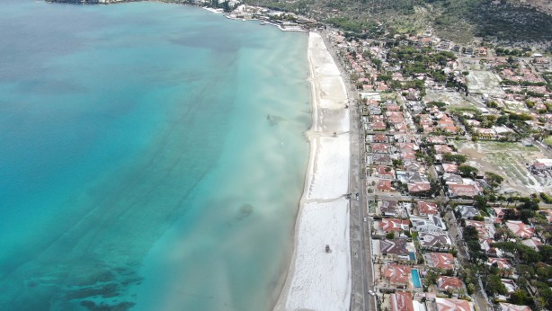 Foto - Denize girdikleri ayda şoke eden manzara! İzmir'de plajlar beyaza büründü