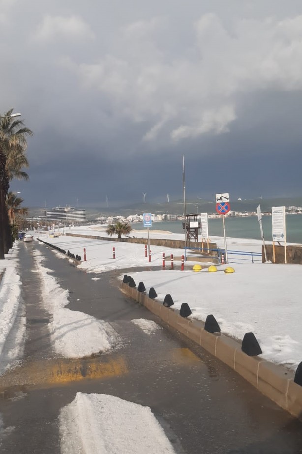 Foto - Denize girdikleri ayda şoke eden manzara! İzmir'de plajlar beyaza büründü