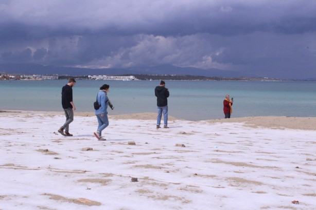 Foto - Denize girdikleri ayda şoke eden manzara! İzmir'de plajlar beyaza büründü