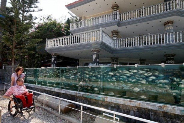 Foto - Denizi görmek isteyen adam evin çevresine akvaryum yaptı!