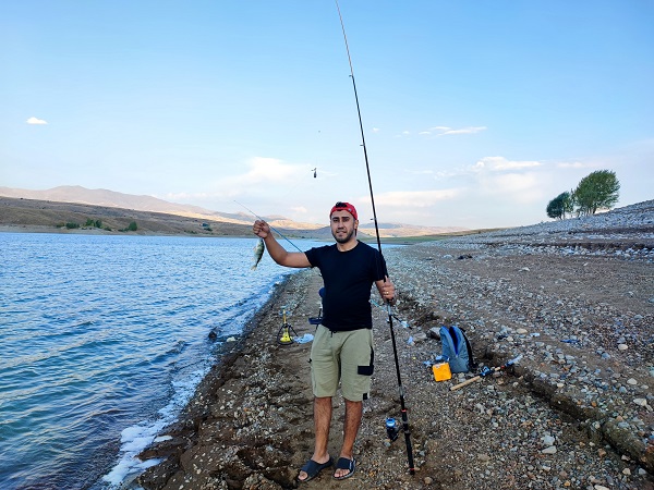 Foto - Denizi olmayan ilde oltasını alan balığa gidiyor