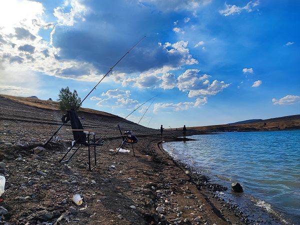 Foto - Denizi olmayan ilde oltasını alan balığa gidiyor