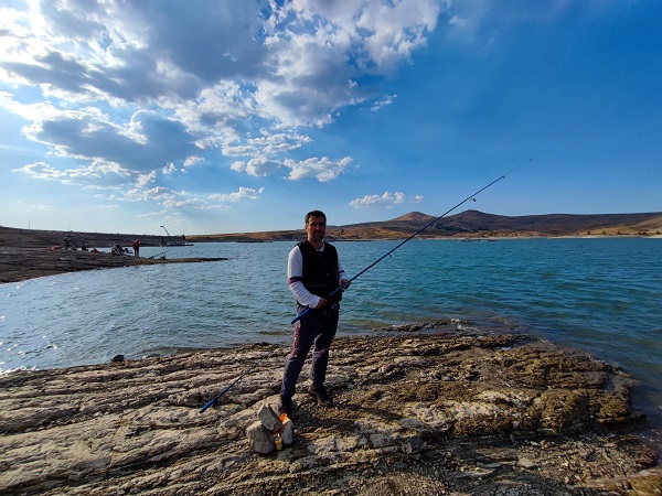 Foto - Denizi olmayan ilde oltasını alan balığa gidiyor