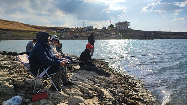 Foto - Denizi olmayan ilde oltasını alan balığa gidiyor