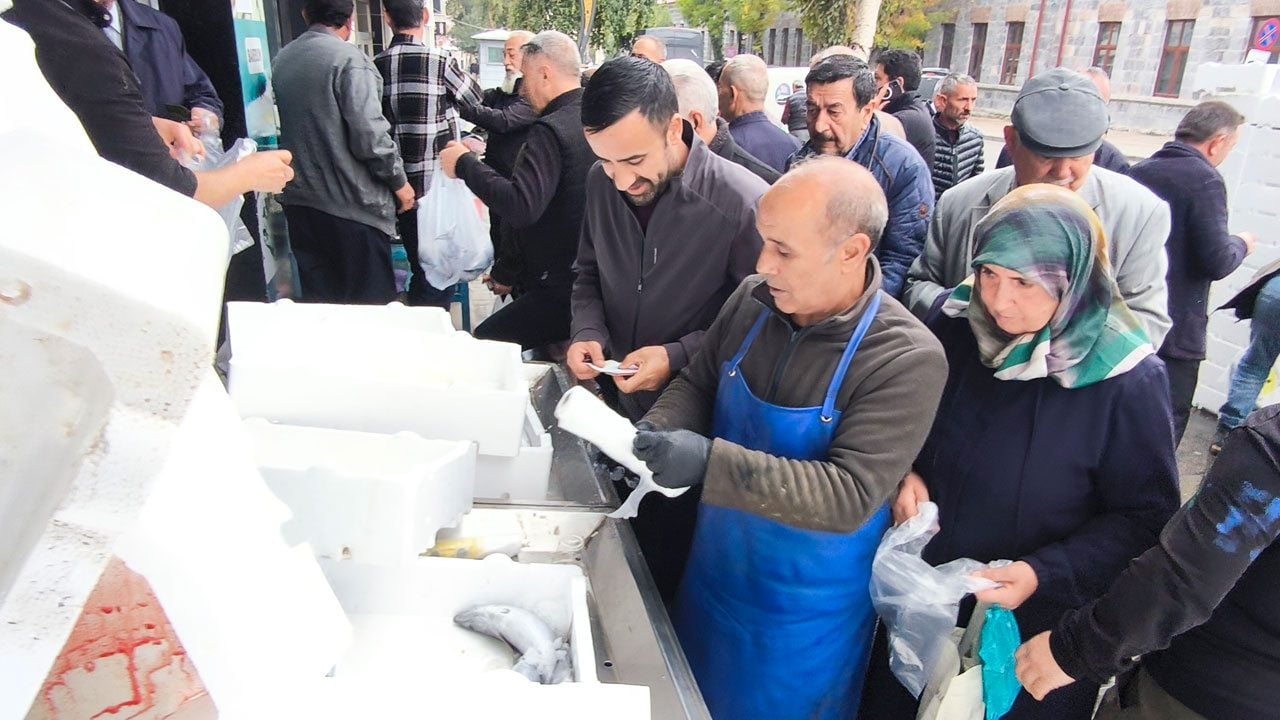 Denizi olmayan Kars’ta 50, İstanbul’da 150-200 lira! Kars’ta palamut kapış kapış gitti